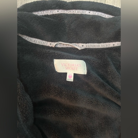 Victoria’s Secret Black Fuzzy Robe - Picture 4 of 4